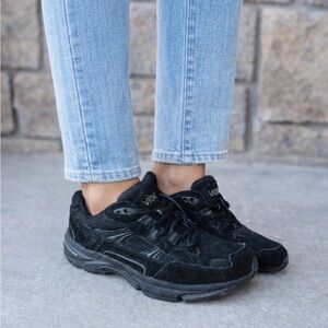 Vionic Walker Black Suede Classic Walking‎ Comfort Shoes Women's Size 7